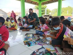 Lewat Perpustakaan Keliling, Serka Tarmudji Bantu Anak Usir Kebosanan