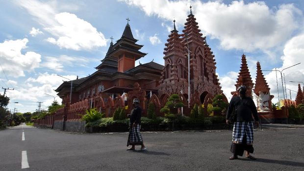 Pecalang atau petugas pengamanan adat Bali memantau situasi di dekat Gereja Katolik Roh Kudus Katedral saat Hari Raya Nyepi Tahun Saka 1943 di wilayah Desa Sumerta Kelod, Denpasar, Bali, Minggu (14/3/2021). Pengamanan tersebut untuk menjamin keamanan dan kelancaran umat Hindu dalam menjalani 