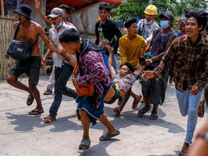 Video Detik-detik Demonstran di Myanmar Ditembak Mati Militer Video Detik-detik Demonstran di Myanmar Ditembak Mati Militer