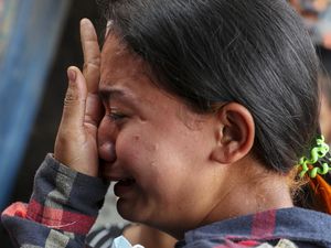 Tangis Keluarga Iringi Prosesi Pemakaman Korban Demo Myanmar Tangis Keluarga Iringi Prosesi Pemakaman Korban Demo Myanmar