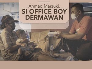 Inspiratif! Office Boy ini Rutin Bagi-bagi Makanan untuk Tuna Wisma