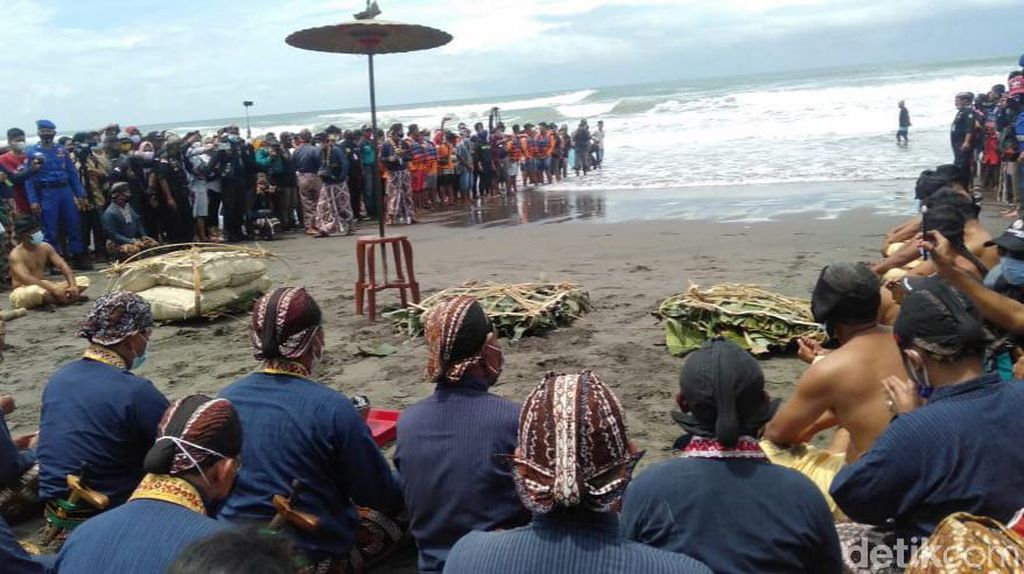 Foto: Ritual Labuhan, Doa Bersama di Pantai Parangkusumo