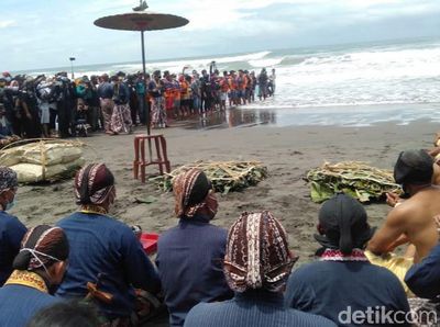 Foto: Ritual Labuhan, Doa Bersama di Pantai Parangkusumo