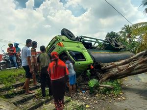 Bahu Jalan di Sidoarjo Ambles, Truk Muat HCL Terguling