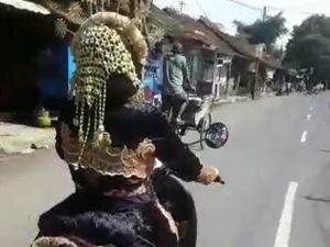 Viral Pengantin Wanita Motoran Jemput Pasangannya yang Ketiduran, Ini Faktanya