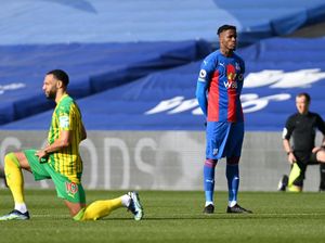 Momen Wilfried Zaha Ogah Berlutut Jelang Kick-off Momen Wilfried Zaha Ogah Berlutut Jelang Kick-off