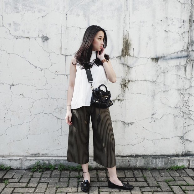 Wrinkle Pants/instagram.com/aghtpricilla Ilusi yang terbuat dalam wrinkle pants mampu menyamarkan bentuk betis.