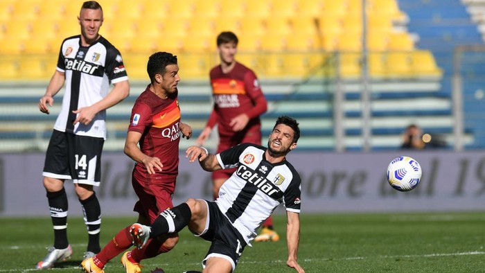 PARMA, ITALY - MARCH 14: Pedro of A.S Roma is challenged by Gaston Brugman of Parma Calcio 1913 during the Serie A match between Parma Calcio  and AS Roma at Stadio Ennio Tardini on March 14, 2021 in Parma, Italy. Sporting stadiums around Italy remain under strict restrictions due to the Coronavirus Pandemic as Government social distancing laws prohibit fans inside venues resulting in games being played behind closed doors. (Photo by Alessandro Sabattini/Getty Images)