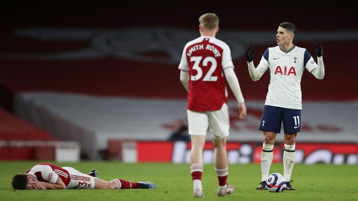 LONDON, ENGLAND - MARCH 14: Erik Lamela of Tottenham Hotspur reacts after being shown a red card following a foul on Kieran Tierney (L) of Arsenal during the Premier League match between Arsenal and Tottenham Hotspur at Emirates Stadium on March 14, 2021 in London, England. Sporting stadiums around the UK remain under strict restrictions due to the Coronavirus Pandemic as Government social distancing laws prohibit fans inside venues resulting in games being played behind closed doors. (Photo by Nick Potts - Pool/Getty Images)