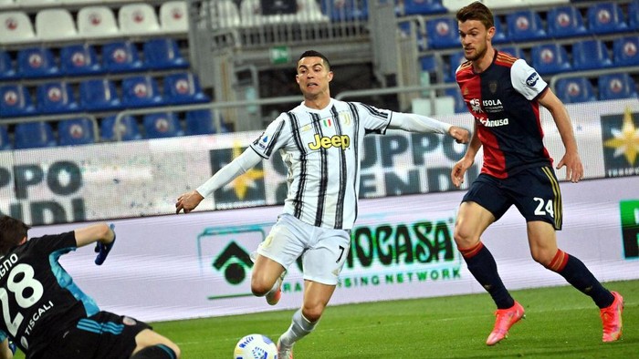 CAGLIARI, ITALY - MARCH 14: Daniele Rugani of Cagliari in contrast with Cristiano Ronaldo of Juventus  during the Serie A match between Cagliari Calcio  and Juventus at Sardegna Arena on March 14, 2021 in Cagliari, Italy. (Photo by Enrico Locci/Getty Images)