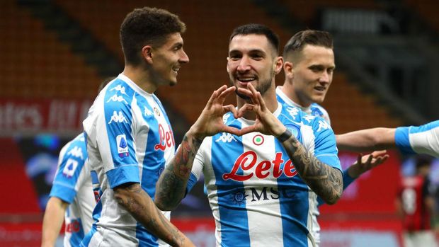 MILAN, ITALY - MARCH 14: Matteo Politano of Napoli celebrates after scoring their side's first goal during the Serie A match between AC Milan and SSC Napoli at Stadio Giuseppe Meazza on March 14, 2021 in Milan, Italy. Sporting stadiums around Italy remain under strict restrictions due to the Coronavirus Pandemic as Government social distancing laws prohibit fans inside venues resulting in games being played behind closed doors. (Photo by Marco Luzzani/Getty Images)