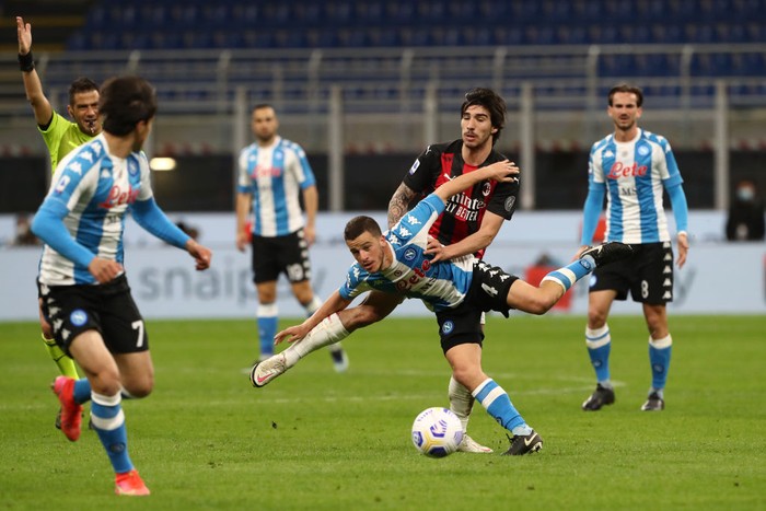 MILAN, ITALY - MARCH 14: Diego Demme of Napoli is challenged by Sandro Tonali of AC Milan during the Serie A match between AC Milan and SSC Napoli at Stadio Giuseppe Meazza on March 14, 2021 in Milan, Italy. Sporting stadiums around Italy remain under strict restrictions due to the Coronavirus Pandemic as Government social distancing laws prohibit fans inside venues resulting in games being played behind closed doors. (Photo by Marco Luzzani/Getty Images)