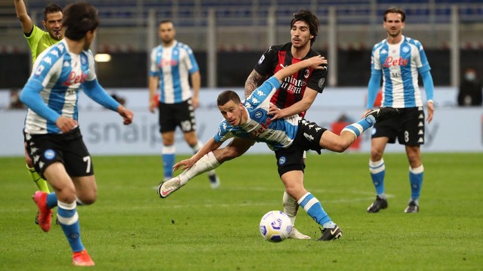 MILAN, ITALY - MARCH 14: Diego Demme of Napoli is challenged by Sandro Tonali of AC Milan during the Serie A match between AC Milan and SSC Napoli at Stadio Giuseppe Meazza on March 14, 2021 in Milan, Italy. Sporting stadiums around Italy remain under strict restrictions due to the Coronavirus Pandemic as Government social distancing laws prohibit fans inside venues resulting in games being played behind closed doors. (Photo by Marco Luzzani/Getty Images)