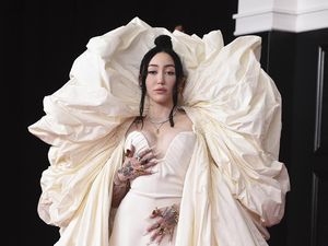 7 Artis Berbusana Terburuk di Grammy Awards 2021 7 Artis Berbusana Terburuk di Grammy Awards 2021