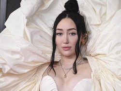Noah Cyrus Tampil Heboh di Grammy 2021, Disamakan dengan Kasur Hingga Tisu