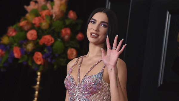 5 Gaya Seksi Dua Lipa Pakai Gaun Versace Menarawang di Grammy 2021
