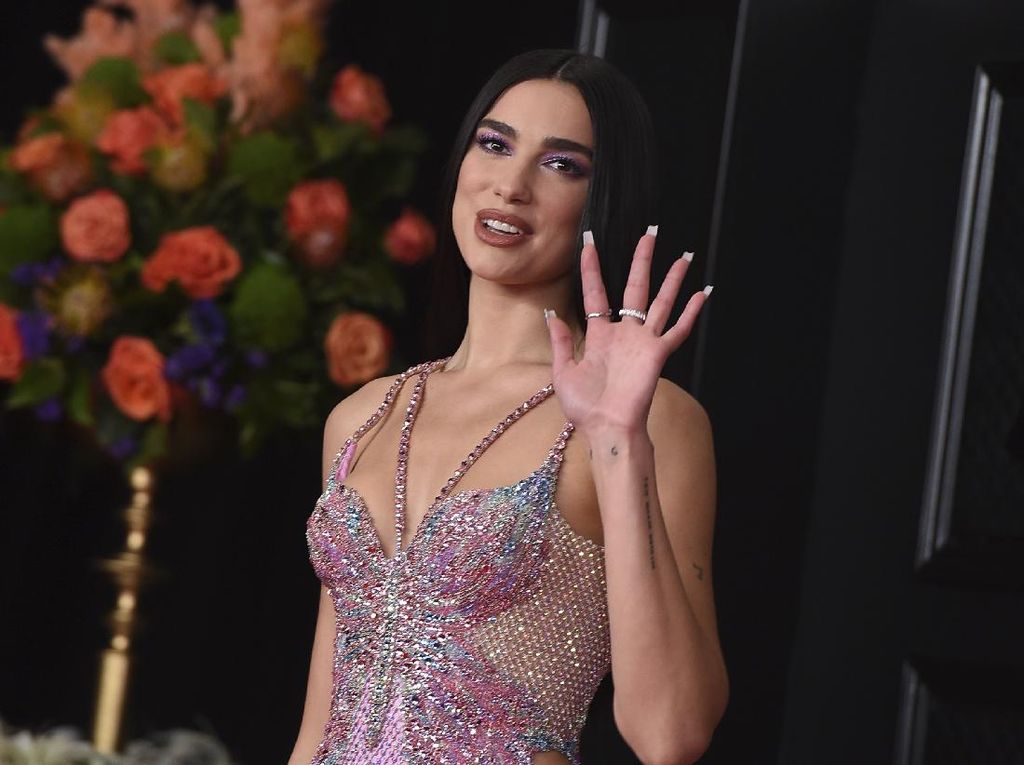 5 Gaya Seksi Dua Lipa Pakai Gaun Versace Menarawang di Grammy 2021