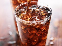 Bukan Operasi! Dokter Ini Minta Pasiennya Minum Cola Saat Nyeri Perut