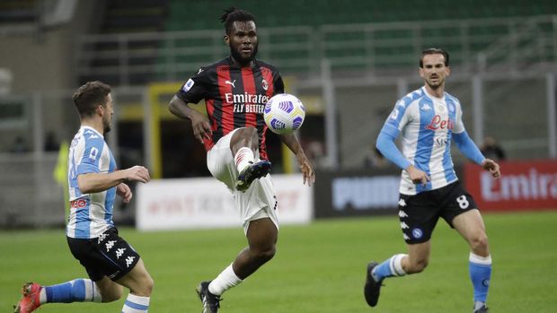 AC Milan's Franck Kessie, center, in action during a Serie A soccer match between AC Milan and Napoli, at the San Siro stadium in Milan, Italy, Sunday, March 14, 2021. (AP Photo/Luca Bruno)