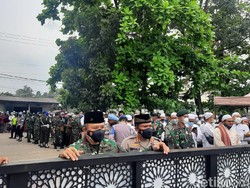 Pelayat Meluber, Polisi-TNI Batasi Jemaah ke Makam Habib Musthofa