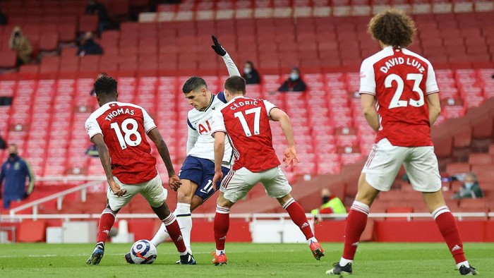 LONDON, ENGLAND - MARCH 14: Erik Lamela of Tottenham Hotspur scores their sides first goal during the Premier League match between Arsenal and Tottenham Hotspur at Emirates Stadium on March 14, 2021 in London, England. Sporting stadiums around the UK remain under strict restrictions due to the Coronavirus Pandemic as Government social distancing laws prohibit fans inside venues resulting in games being played behind closed doors. (Photo by Julian Finney/Getty Images)