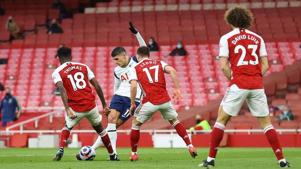 LONDON, ENGLAND - MARCH 14: Erik Lamela of Tottenham Hotspur scores their side's first goal during the Premier League match between Arsenal and Tottenham Hotspur at Emirates Stadium on March 14, 2021 in London, England. Sporting stadiums around the UK remain under strict restrictions due to the Coronavirus Pandemic as Government social distancing laws prohibit fans inside venues resulting in games being played behind closed doors. (Photo by Julian Finney/Getty Images)