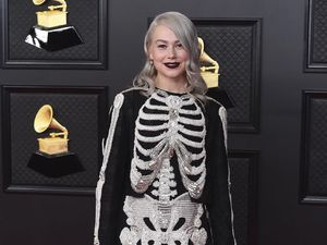 Seperti Miley Cyrus, Phoebe Bridgers Juga Bawakan Ulang Nothing Else Matters Metallica