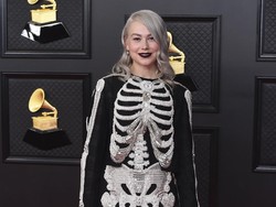 Seperti Miley Cyrus, Phoebe Bridgers Juga Bawakan Ulang Nothing Else Matters Metallica