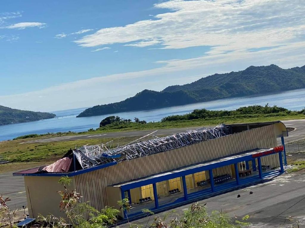 Bupati Sebut Kerusakan Atap Ruang Tunggu Bandara Siau Akibat Puting Beliung Bupati Sebut Kerusakan Atap Ruang Tunggu Bandara Siau Akibat Puting Beliung