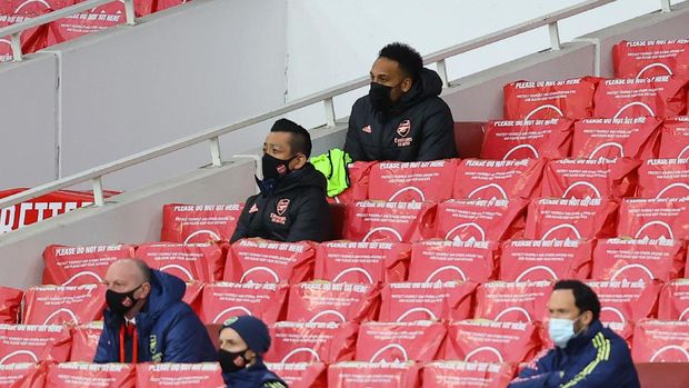 LONDON, ENGLAND - MARCH 14: Pierre Emerick Aubameyang of Arsenal looks on from the substitutes stand during the Premier League match between Arsenal and Tottenham Hotspur at Emirates Stadium on March 14, 2021 in London, England. Sporting stadiums around the UK remain under strict restrictions due to the Coronavirus Pandemic as Government social distancing laws prohibit fans inside venues resulting in games being played behind closed doors. (Photo by Julian Finney/Getty Images)