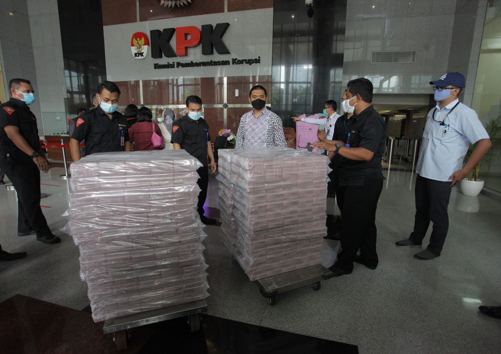 Petugas memperlihatkan uang pecahan seratus ribu rupiah barang sitaan  kasus dugaan suap terkait izin ekspor benih lobster di Gedung Merah Putih KPK, Jakarta, Senin (15/3/2021). KPK menyita uang tunai sekitar Rp52,3 miliar dalam kasus dugaan suap terkait izin ekspor benih lobster atau benur di Kementerian Kelautan dan Perikanan (KKP) yang menjerat mantan Menteri KKP Edhy Prabowo.  ANTARA FOTO/ Reno Esnir/hp.