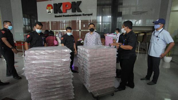 Petugas memperlihatkan uang pecahan seratus ribu rupiah barang sitaan  kasus dugaan suap terkait izin ekspor benih lobster di Gedung Merah Putih KPK, Jakarta, Senin (15/3/2021). KPK menyita uang tunai sekitar Rp52,3 miliar dalam kasus dugaan suap terkait izin ekspor benih lobster atau benur di Kementerian Kelautan dan Perikanan (KKP) yang menjerat mantan Menteri KKP Edhy Prabowo.  ANTARA FOTO/ Reno Esnir/hp.