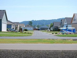 Perumahan Sultan, Garasinya Diisi Pesawat