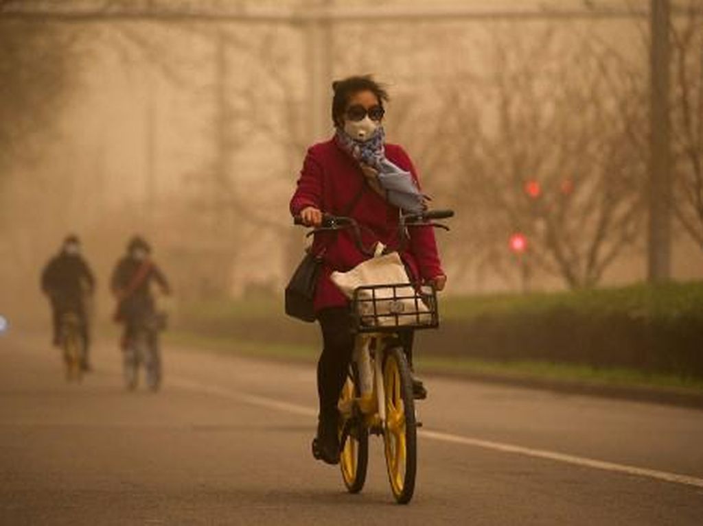 Beijing Diselimuti Kabut Asap Kuning Berbahaya Akibat Badai Pasir