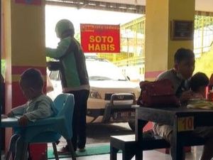 Jalan Tertatih-tatih karena Stroke, Ojol Ini Tetap Semangat Antar Makanan Jalan Tertatih-tatih karena Stroke, Ojol Ini Tetap Semangat Antar Makanan