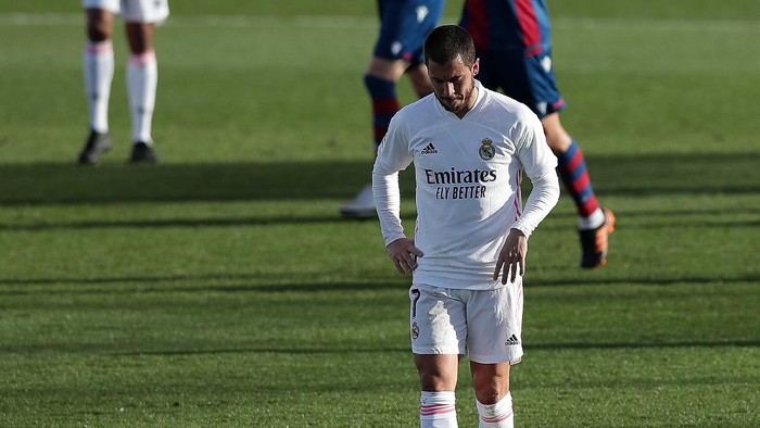 MADRID, SPAIN - JANUARY 30: Eden Hazard of Real Madrid looks dejected after conceding during the La Liga Santander match between Real Madrid and Levante UD at Estadio Alfredo Di Stefano on January 30, 2021 in Madrid, Spain. Sporting stadiums around Spain remain under strict restrictions due to the Coronavirus Pandemic as Government social distancing laws prohibit fans inside venues resulting in games being played behind closed doors. (Photo by Gonzalo Arroyo Moreno/Getty Images)