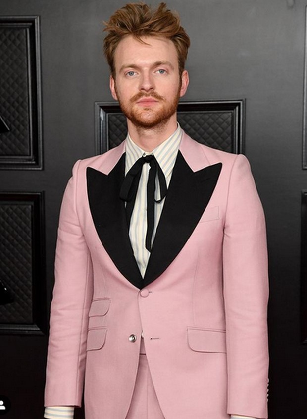 finneas grammy red carpet