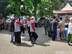 Suasana di Masjid Nurul Musthofa Center Jelang Pemakaman Habib Musthofa