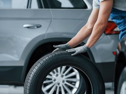 Aksi Maling Bawa Kabur 3 Ban saat Mobil Parkir di Mal Kemayoran