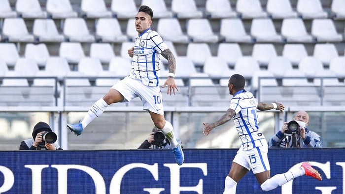 Inters Lautaro Martínez celebrates after scoring his sides second and decisive goal, during the Italian Serie A soccer match between Torino and Inter Milan at the Olimpico Grande Torino stadium in Turin, Italy, Sunday, March 14, 2021.  (Fabio Ferrari/LaPresse via AP)