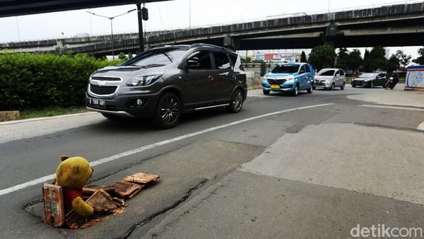Jalan Ambles di Basuki Rachmat Ditutupi Boneka