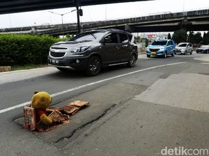 Jalan Ambles di Basuki Rachmat Ditutupi Boneka