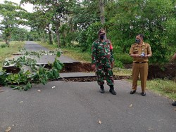 Jalan Menuju Pantai Sayang Heulang Garut Amblas