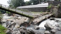 Waduh! Jembatan di Pasuruan Ambrol