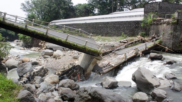 Waduh! Jembatan di Pasuruan Ambrol
