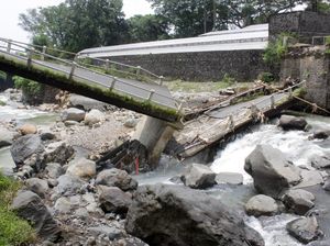 Waduh! Jembatan di Pasuruan Ambrol