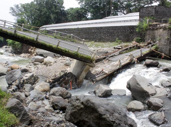 Waduh! Jembatan di Pasuruan Ambrol