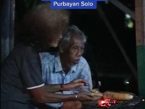 Tak Kenal Lelah, Kakek Nenek Ini Jualan Jagung Bakar Sampai Larut Malam