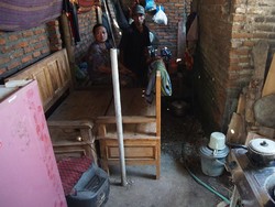 Rumah Dihancurkan Mantan Istri, Keluarga di Mojokerto Tinggal dalam Kandang Kambing