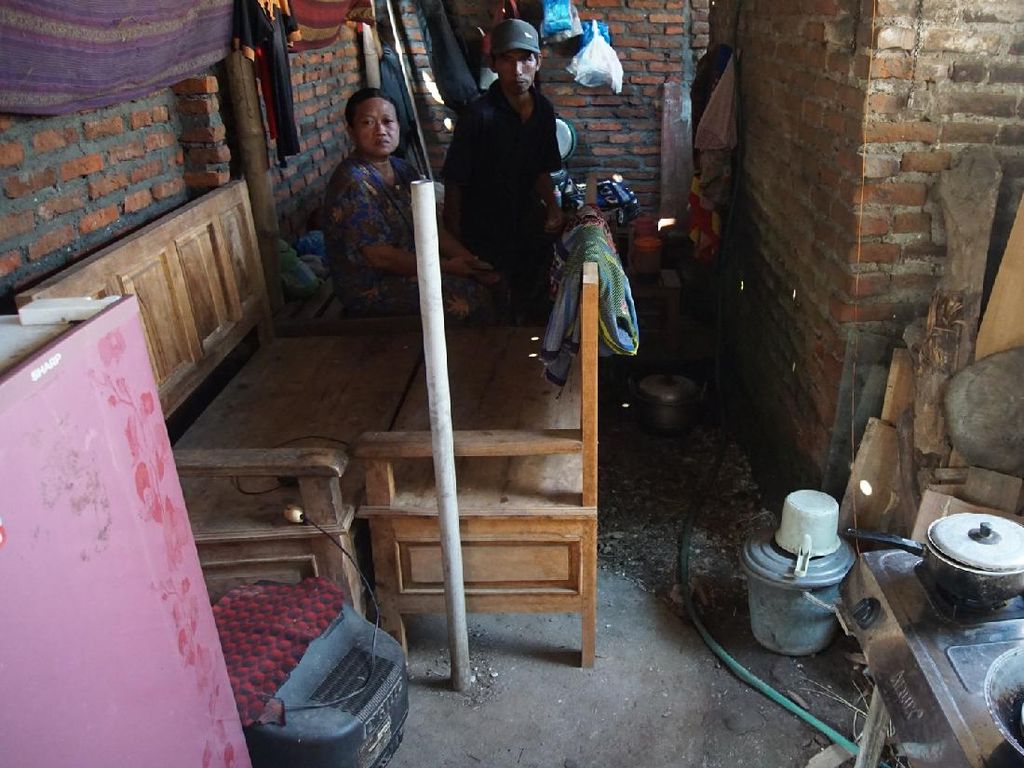 Rumah Dihancurkan Mantan Istri, Keluarga di Mojokerto Tinggal dalam Kandang Kambing Rumah Dihancurkan Mantan Istri, Keluarga di Mojokerto Tinggal dalam Kandang Kambing